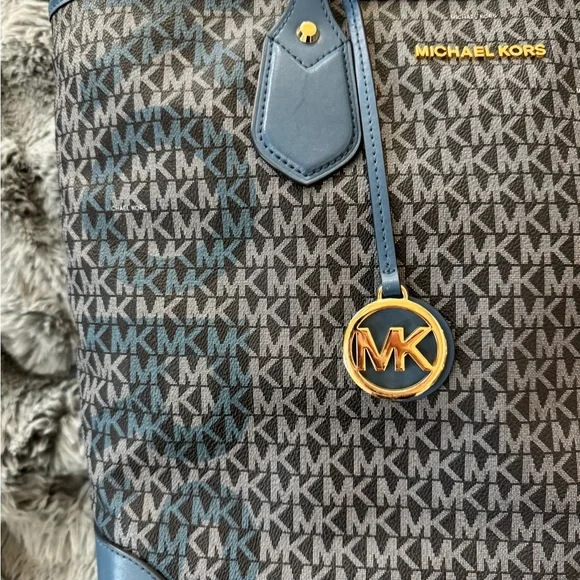 Michael Kors Jet Set Travel Signature Tote (Large) – Teal Trim - Picture 2 of 6